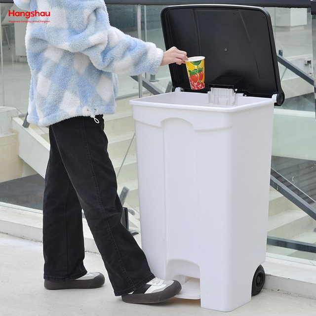 87L Trash Cans For Parks Plastic Pedal Waste Bin Urban Garbage Bins with Wheels Garbage Can With Wheelie Bin