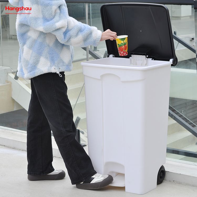 87L Trash Cans For Parks Plastic Pedal Waste Bin Urban Garbage Bins with Wheels Garbage Can With Wheelie Bin